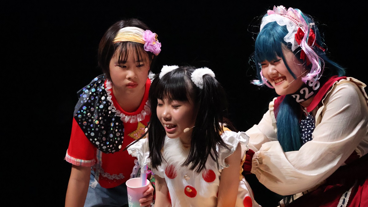 舞台で仲間と演技する埼玉ミュージカルスクールの子どもたち