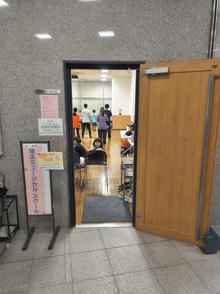 レッスンを見学する子どもと埼玉ミュージカルスクールの教室